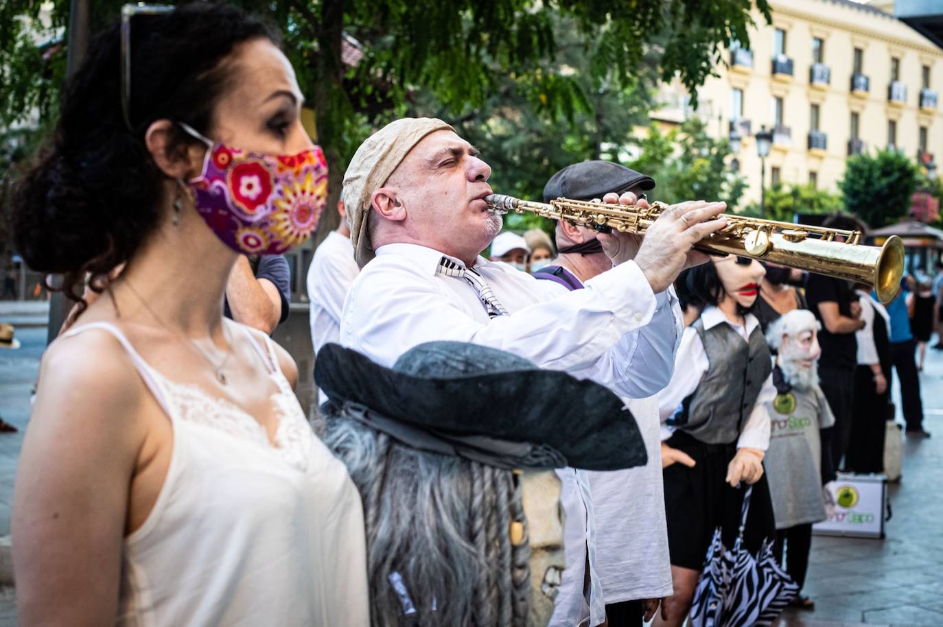 Fotos: El mundo de la escena se manifiesta por las calles de Granada para advertir de la grave crisis del sector