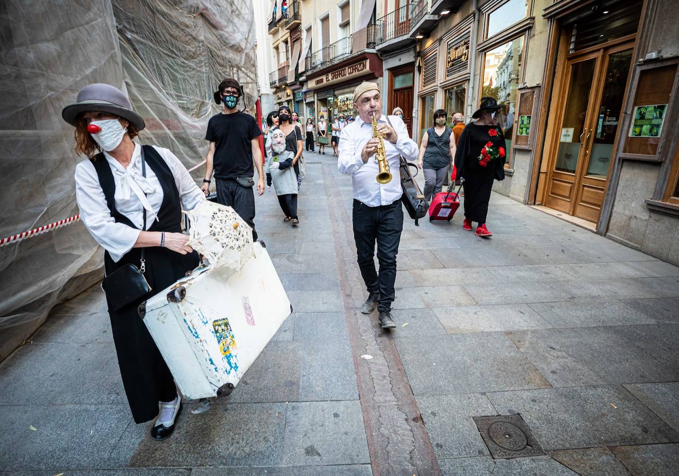 Fotos: El mundo de la escena se manifiesta por las calles de Granada para advertir de la grave crisis del sector