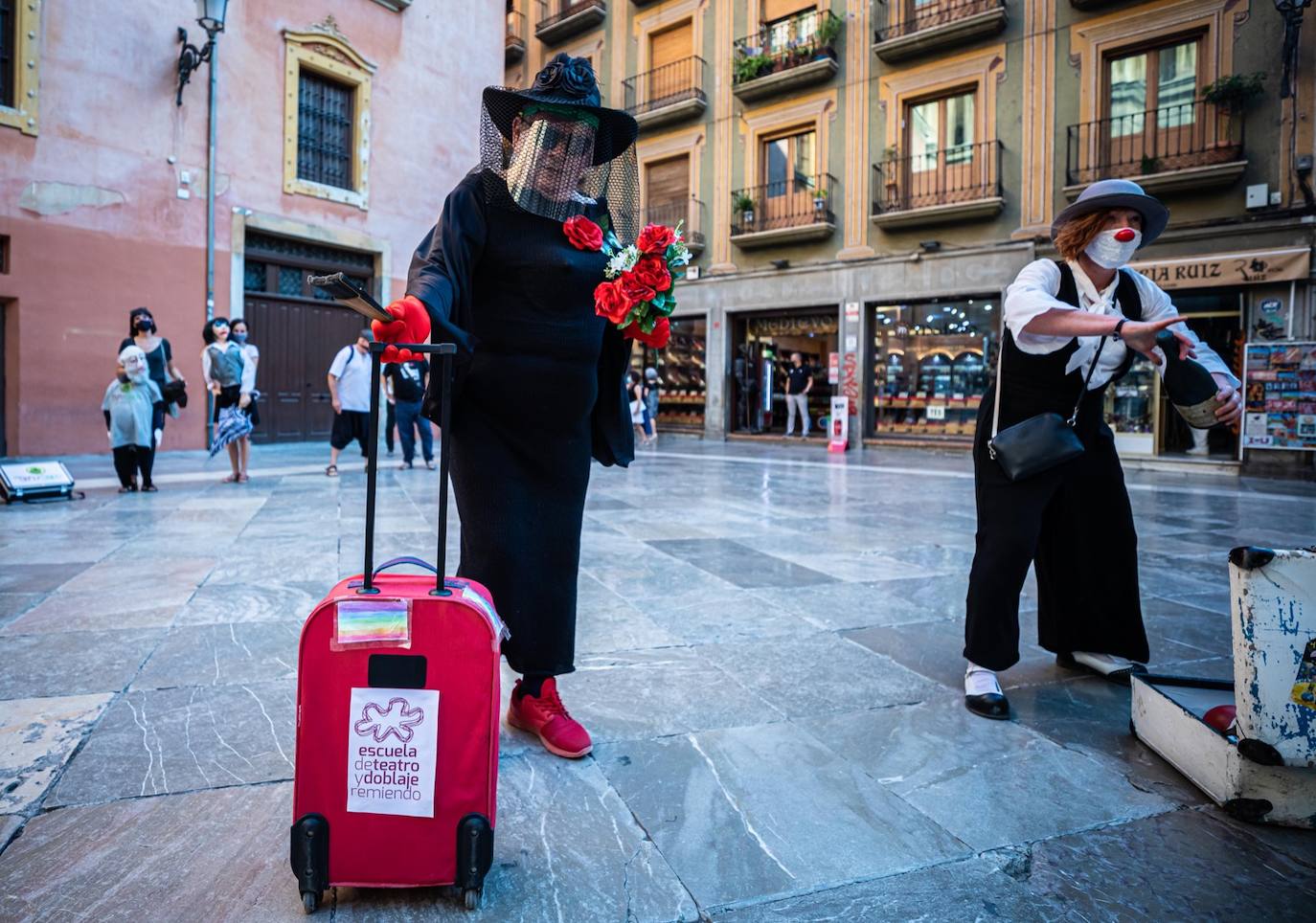 Fotos: El mundo de la escena se manifiesta por las calles de Granada para advertir de la grave crisis del sector