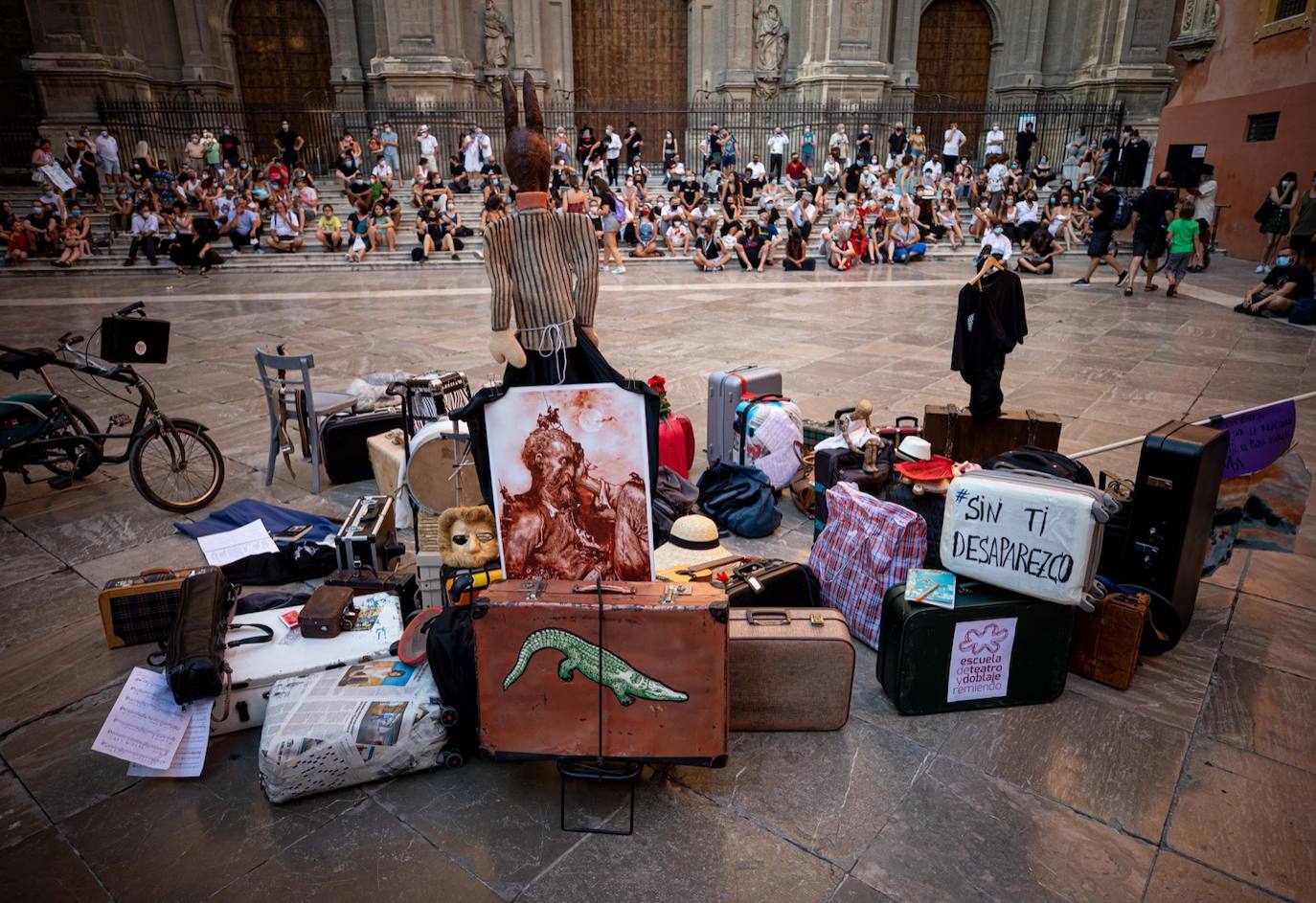 Fotos: El mundo de la escena se manifiesta por las calles de Granada para advertir de la grave crisis del sector