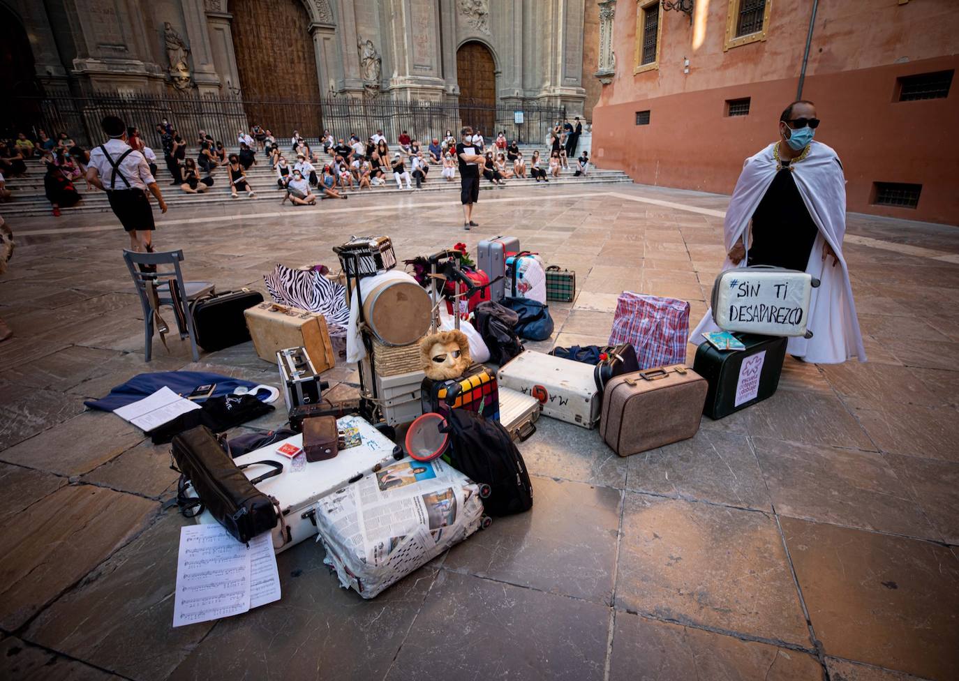 Fotos: El mundo de la escena se manifiesta por las calles de Granada para advertir de la grave crisis del sector