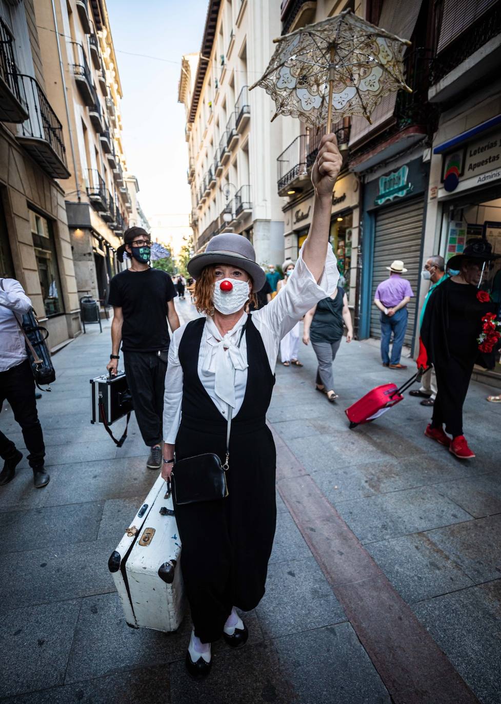 Fotos: El mundo de la escena se manifiesta por las calles de Granada para advertir de la grave crisis del sector