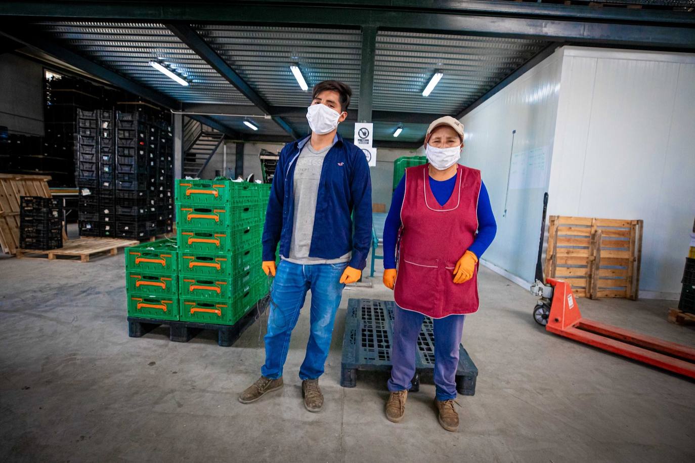 Fotos: Un brote con 15 temporeros confinados inquiera a Játar