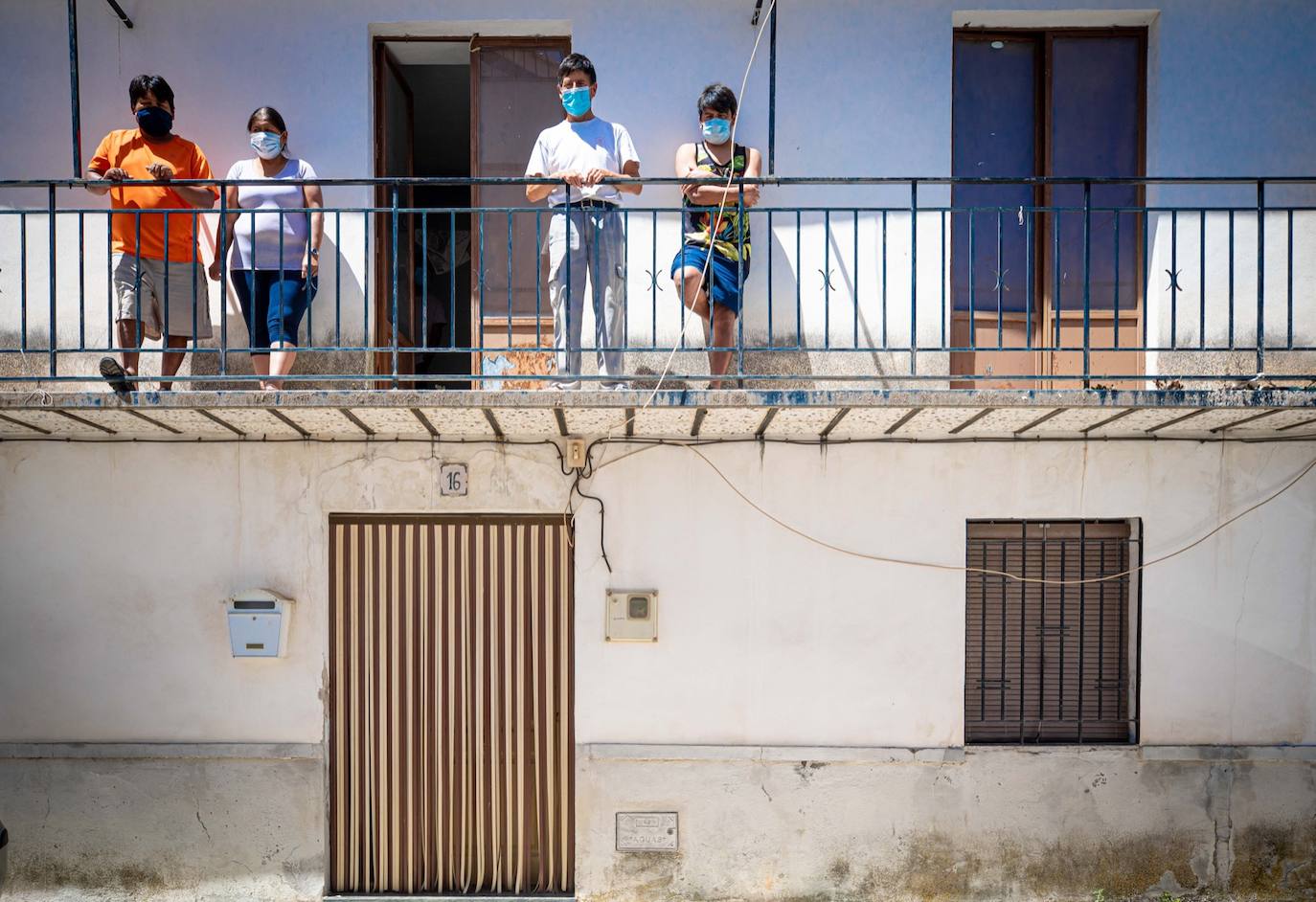 Fotos: Un brote con 15 temporeros confinados inquiera a Játar