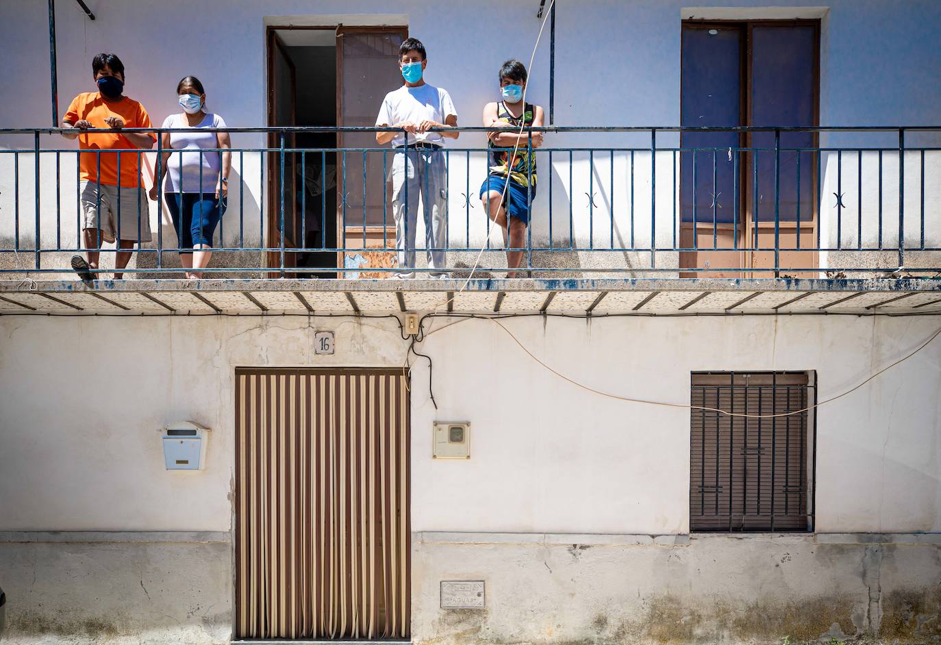 Raúl y Mercedes, matrimonio de temporeros bolivianos, atienden a IDEAL desde el balcón junto a otros dos de los cinco compatriotas con los que están confinados, uno de ellos positivo. 