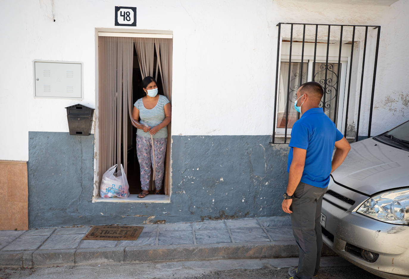 Álvaro, técnico municipal del Ayuntamiento de Játar, entrega a la compra a Florencia y se encarga de antender las necesidades de todos los confinados. 