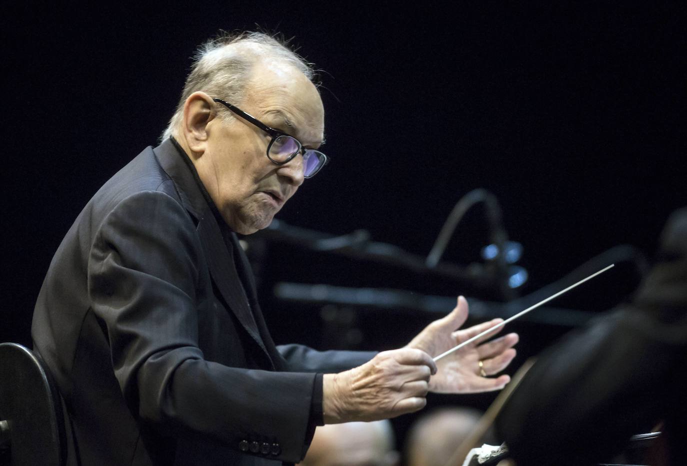 El compositor italiano Ennio Morricone dirige a la orquesta de Budapest en 2017.