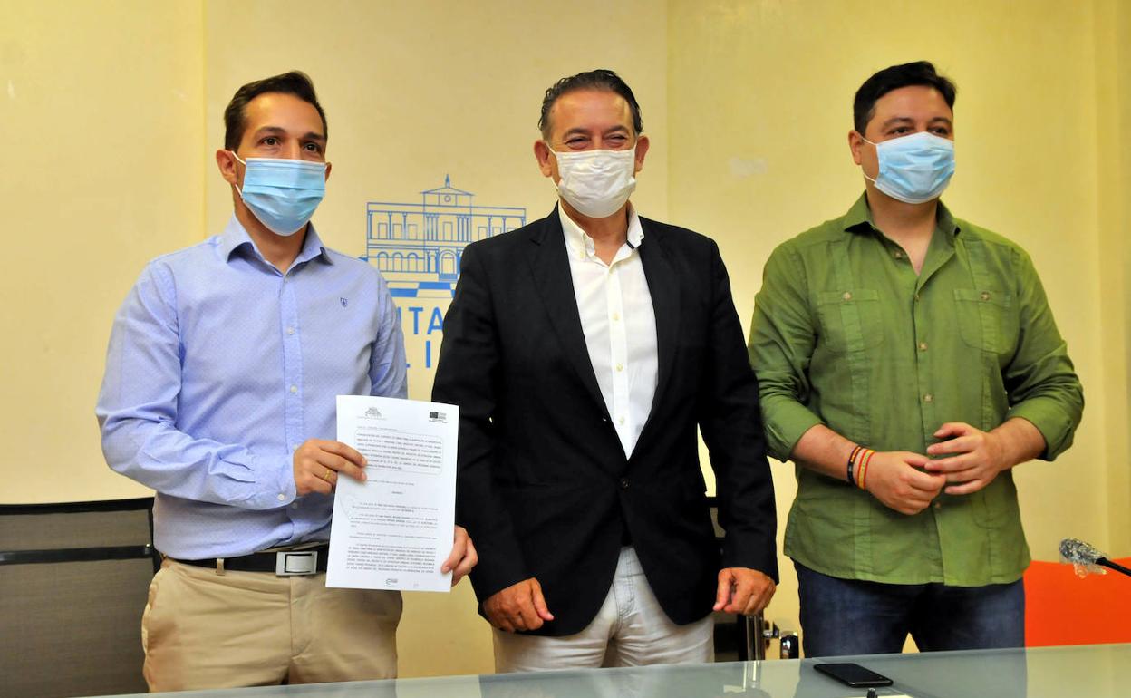 Firma de la adjudicación de la obra de reforma del mercado. 