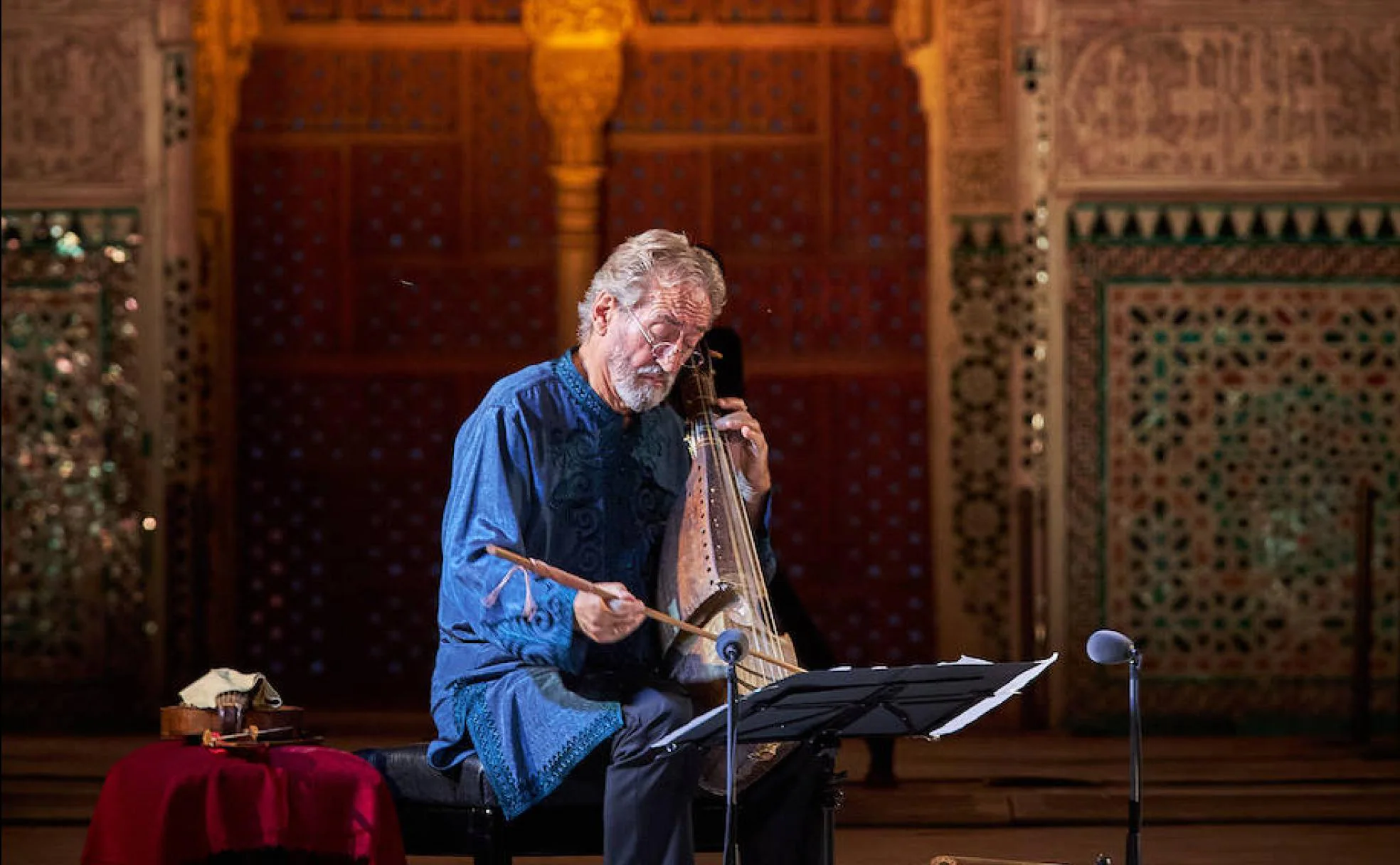 Jordi Savall, durante el concierto que ofreció anoche en el Patio de los Arrayanes.