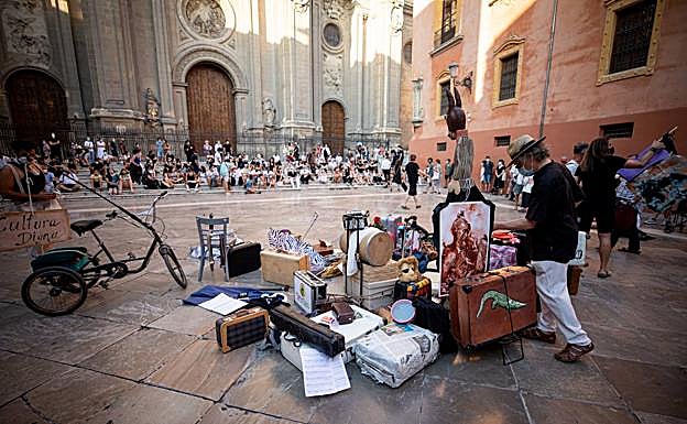 Imagen principal - Diferentes escenas de la manifestación de ayer en Granada.