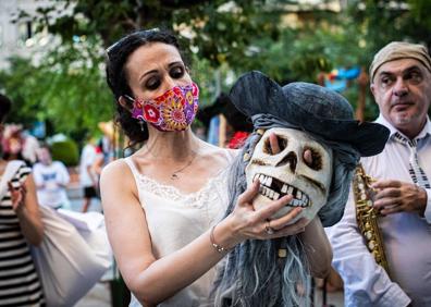 Imagen secundaria 1 - Diferentes escenas de la manifestación de ayer en Granada.
