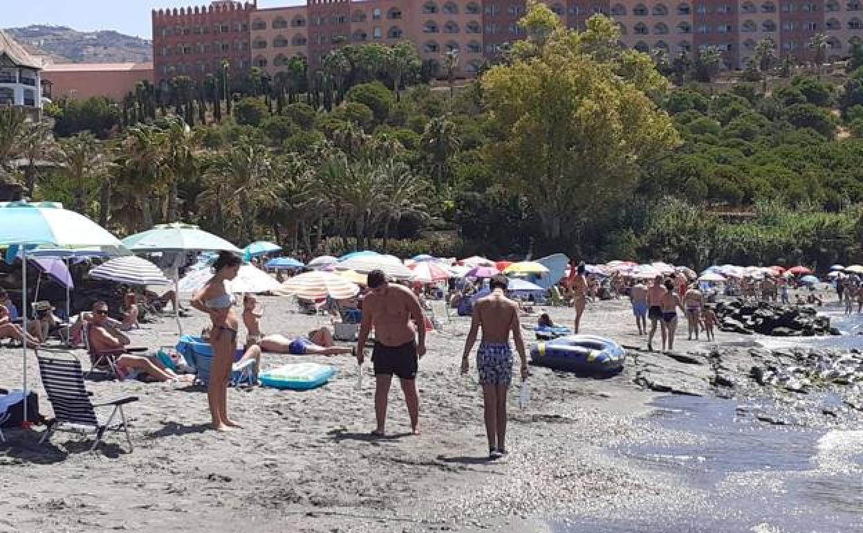 La Policía cerró la playa sexitana de Calabajío por la gran afluencia de bañistas. 