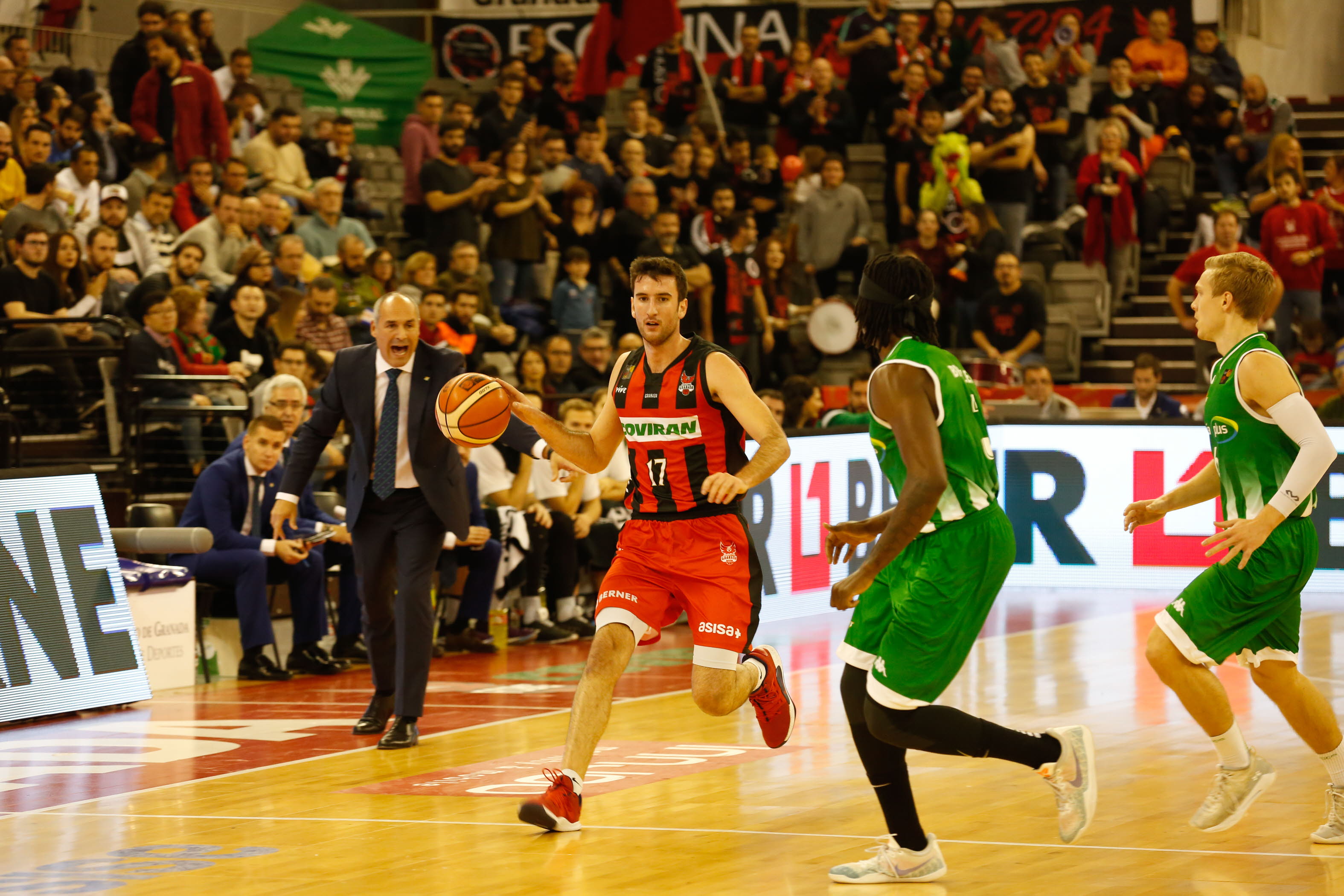 Curro Segura (i) pide más intensidad defensiva a Bropleh (d) en la marca sobre el nazarí Pardina.