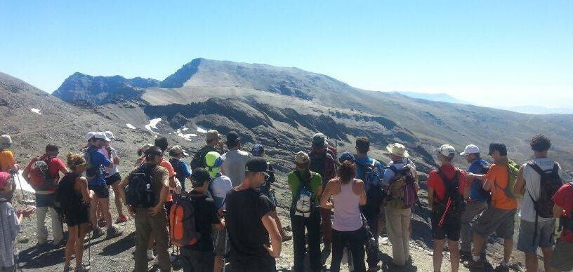 Explicación a un grupo de excursionistas en la Carihuela