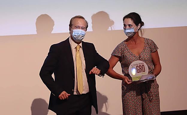 Paula García, gerente de O-Med, recibe el galardón de manos de Diego Vargas, director general de IDEAL.