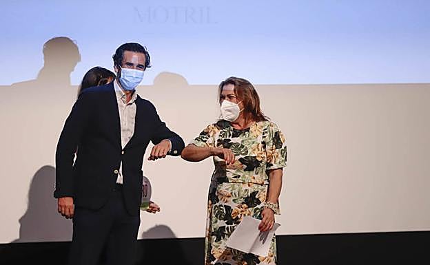 Amparto Martos recibe el premio de manos de Jesús Torre, gerente de Comercializadora de Medios de Andalucía.