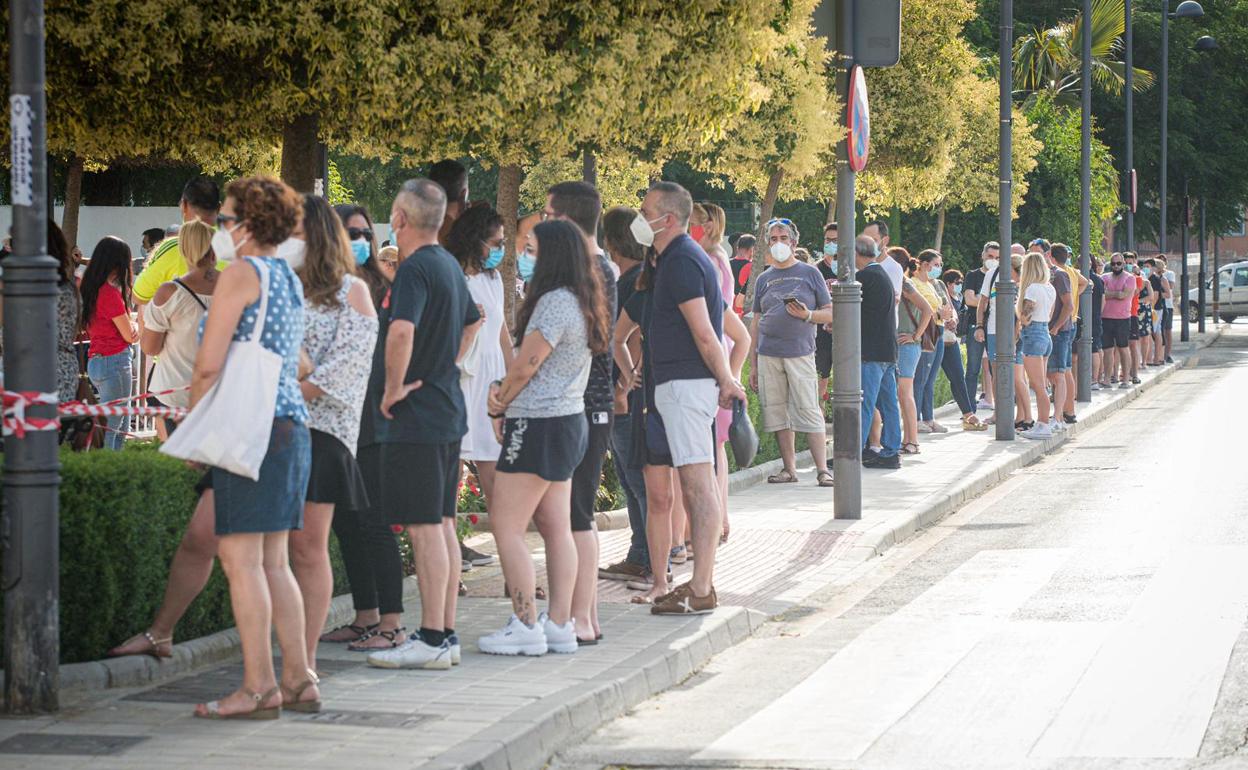 Coronavirus en Granada | «Es humano que en el velatorio de la joven no pudiéramos evitar abrazarnos»