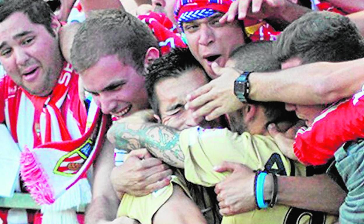 Charles y Aleix Vidal celebran el gol del playoff de ascenso en Montilivi.