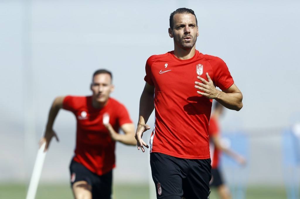 Soldado realiza un sprint durante un entrenamiento. 