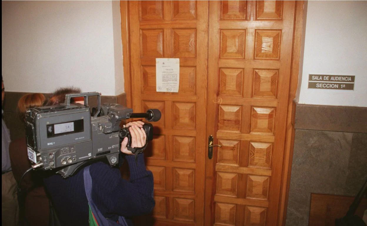 Un cámara graba la entrada a la sala de vistas de la Audiencia de Granada