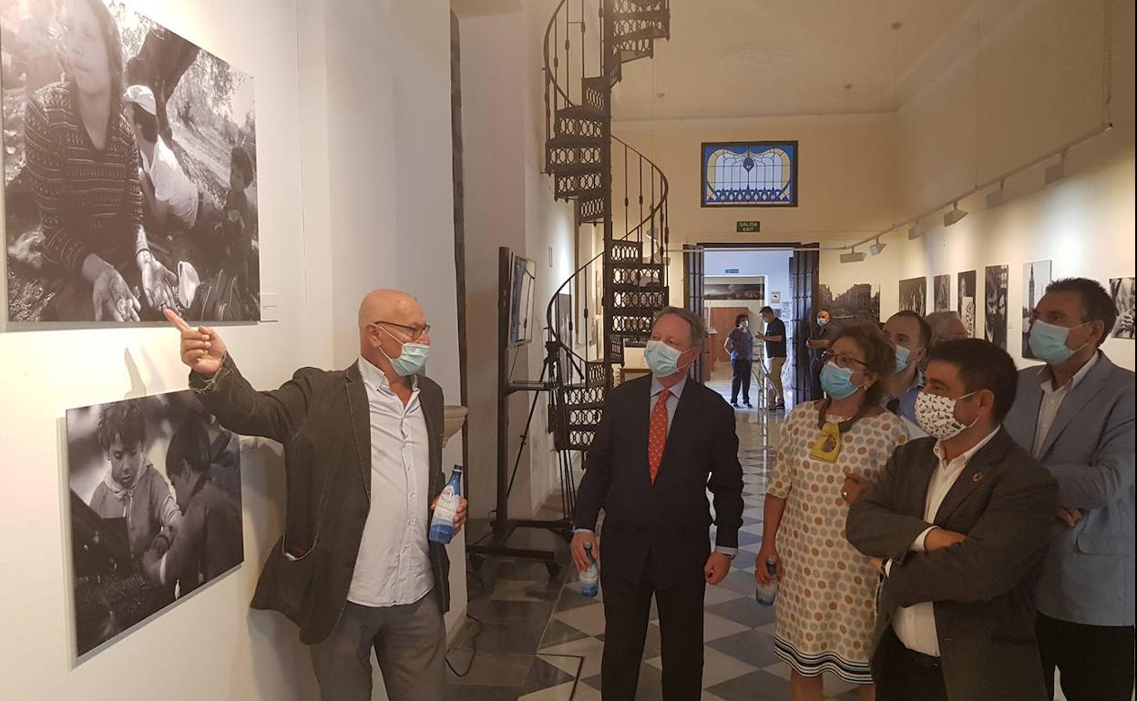 Pablo Juliá explica detalles de una fotografía a Francisco Vañó, Carmen Espín, Francisco Reyes y Ángel Vera, entre otros. 