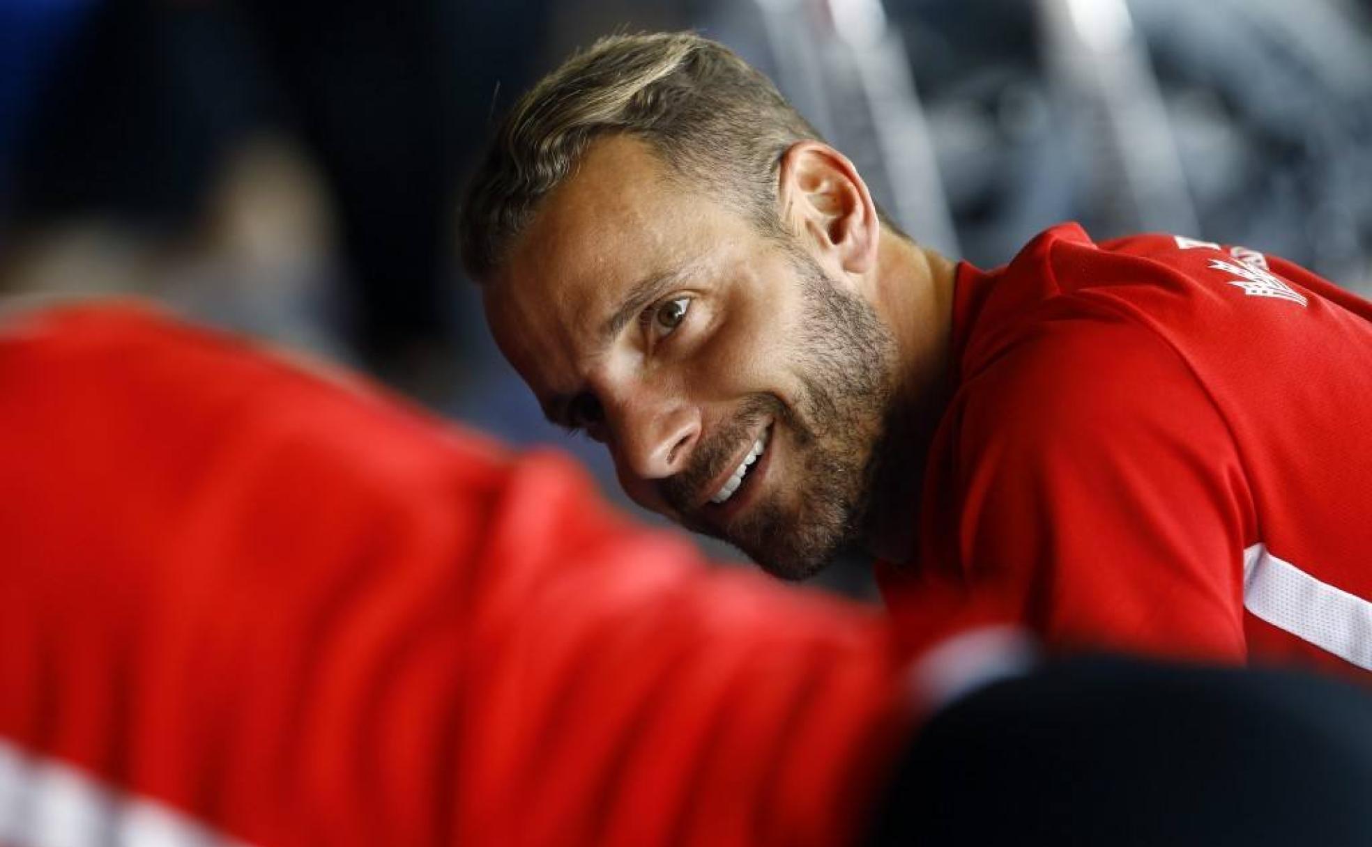 Roberto Soldado sonríe a un compañero durante una sesión reciente en el gimnasio. 