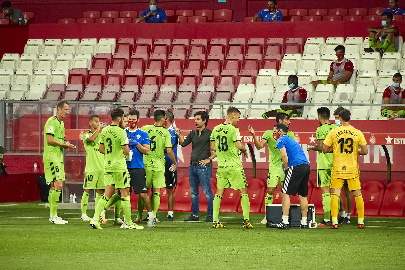 Mario Silva da instrucciones en una pausa de hidratación. 