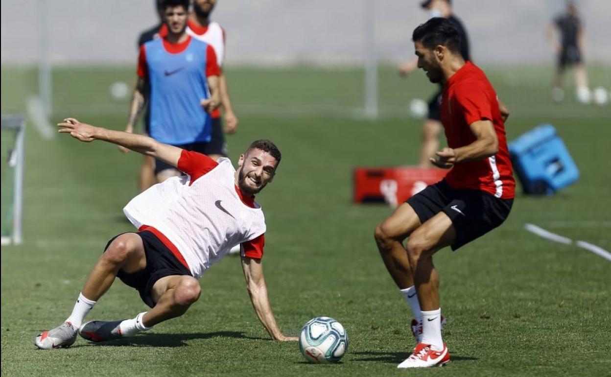 Domingos Duarte se esfuerza por cortar un balón en posesión de Antoñín durante un ejercicio de la semana. 