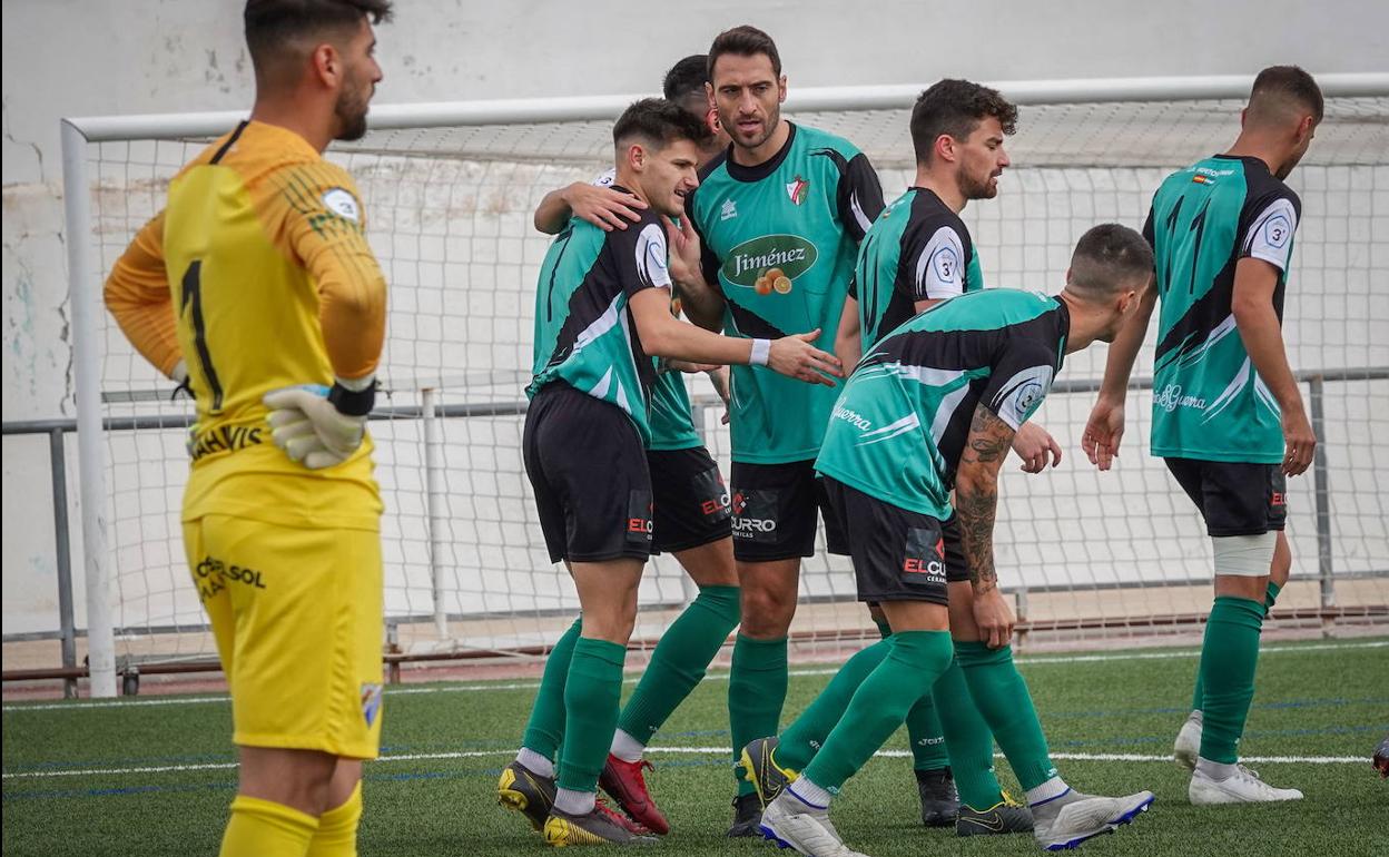 Los jugadores del Huétor Vega celebran un gol en la pasada temporada. 