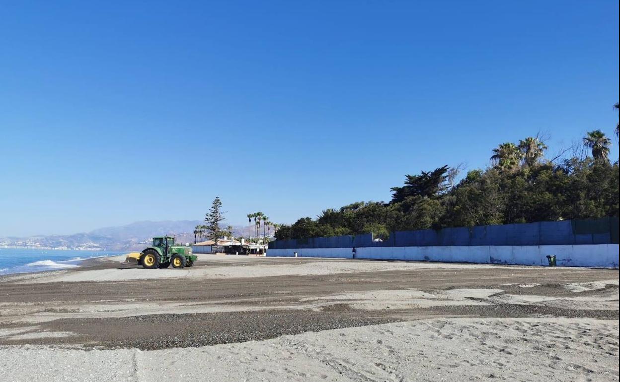 La maquinaria se encargó ayer de alisar esa parte de la playa.