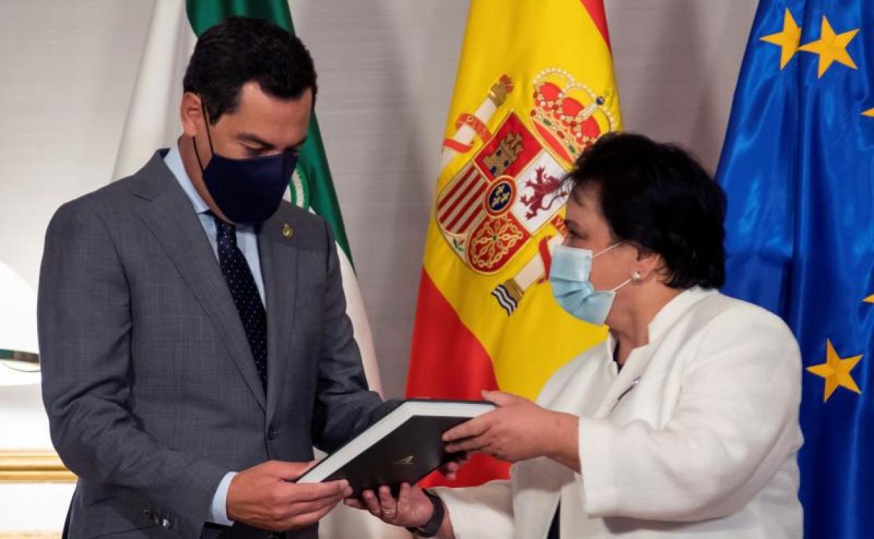 El presidente de la Junta de Andalucía, Juanma Moreno, saluda a presidenta del Consejo Consultivo de Andalucía, María Jesús Gallardo. 