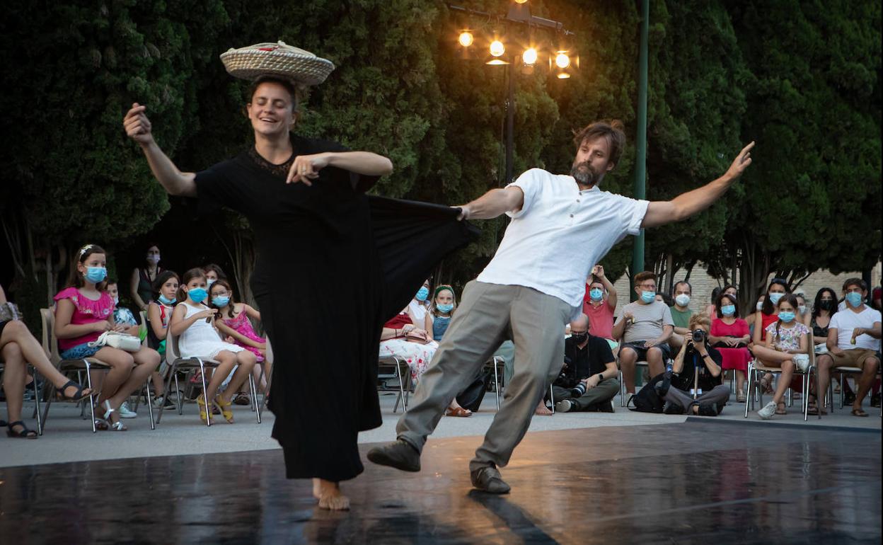 Francesca y Celso encandilaron con su movimiento y sus acrobacias a las 150 personas que se dieron cita en el Palacio de los Córdova ayer.