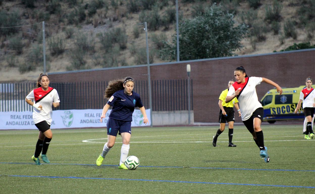 Una jugadora del Granada conduce el balón, en el Medina Lauxa