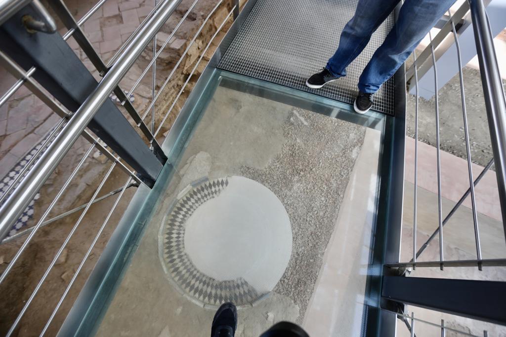 Los restos del palacio del rey nazarí Mohamed II, una microciudad palatina datada en el siglo XII, podrán ser visitados por el público a partir de ahora al haber finalizado las obras de construcción del pabellón que acoge estos yacimientos en el Cuarto Real de Santo Domingo de la capital granadina