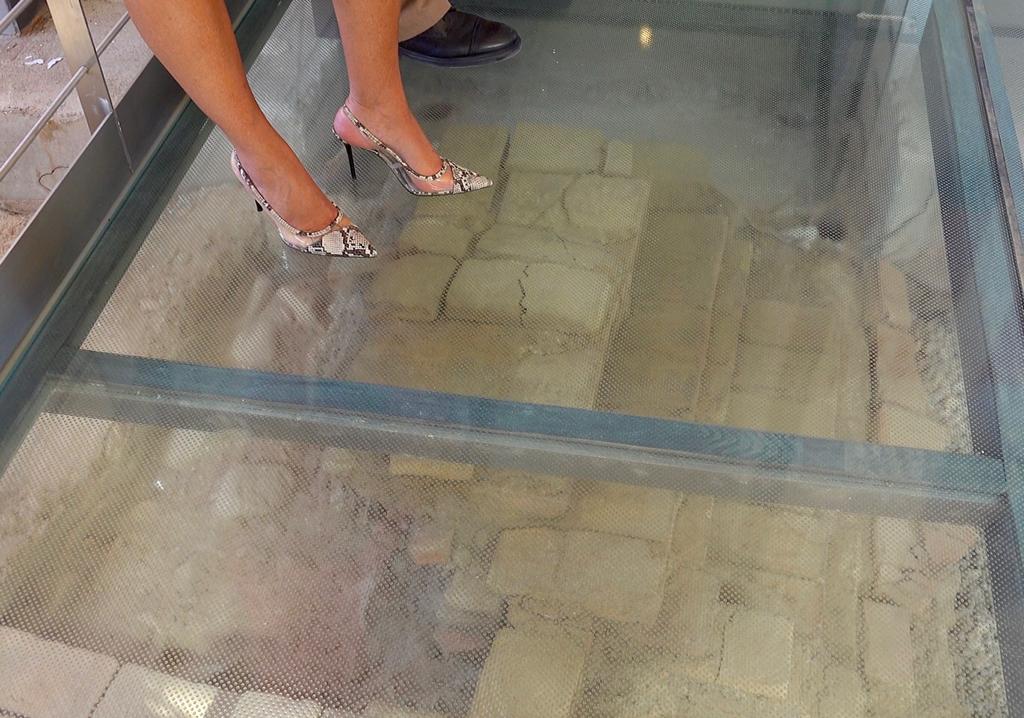 Los restos del palacio del rey nazarí Mohamed II, una microciudad palatina datada en el siglo XII, podrán ser visitados por el público a partir de ahora al haber finalizado las obras de construcción del pabellón que acoge estos yacimientos en el Cuarto Real de Santo Domingo de la capital granadina