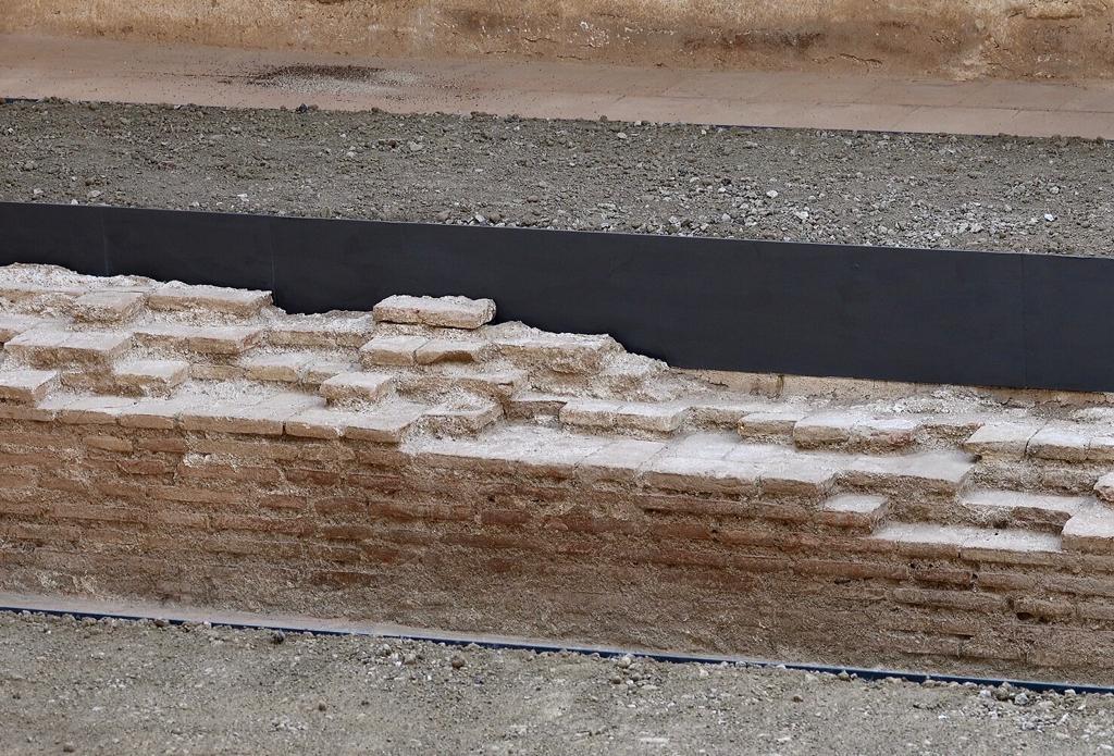 Los restos del palacio del rey nazarí Mohamed II, una microciudad palatina datada en el siglo XII, podrán ser visitados por el público a partir de ahora al haber finalizado las obras de construcción del pabellón que acoge estos yacimientos en el Cuarto Real de Santo Domingo de la capital granadina