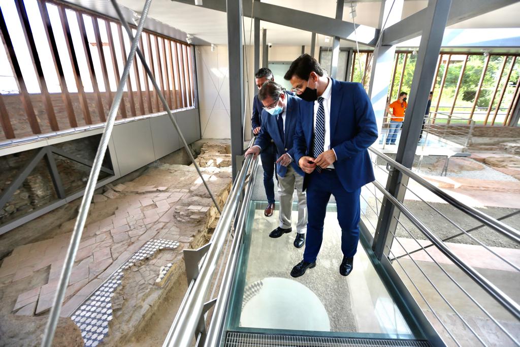 Los restos del palacio del rey nazarí Mohamed II, una microciudad palatina datada en el siglo XII, podrán ser visitados por el público a partir de ahora al haber finalizado las obras de construcción del pabellón que acoge estos yacimientos en el Cuarto Real de Santo Domingo de la capital granadina