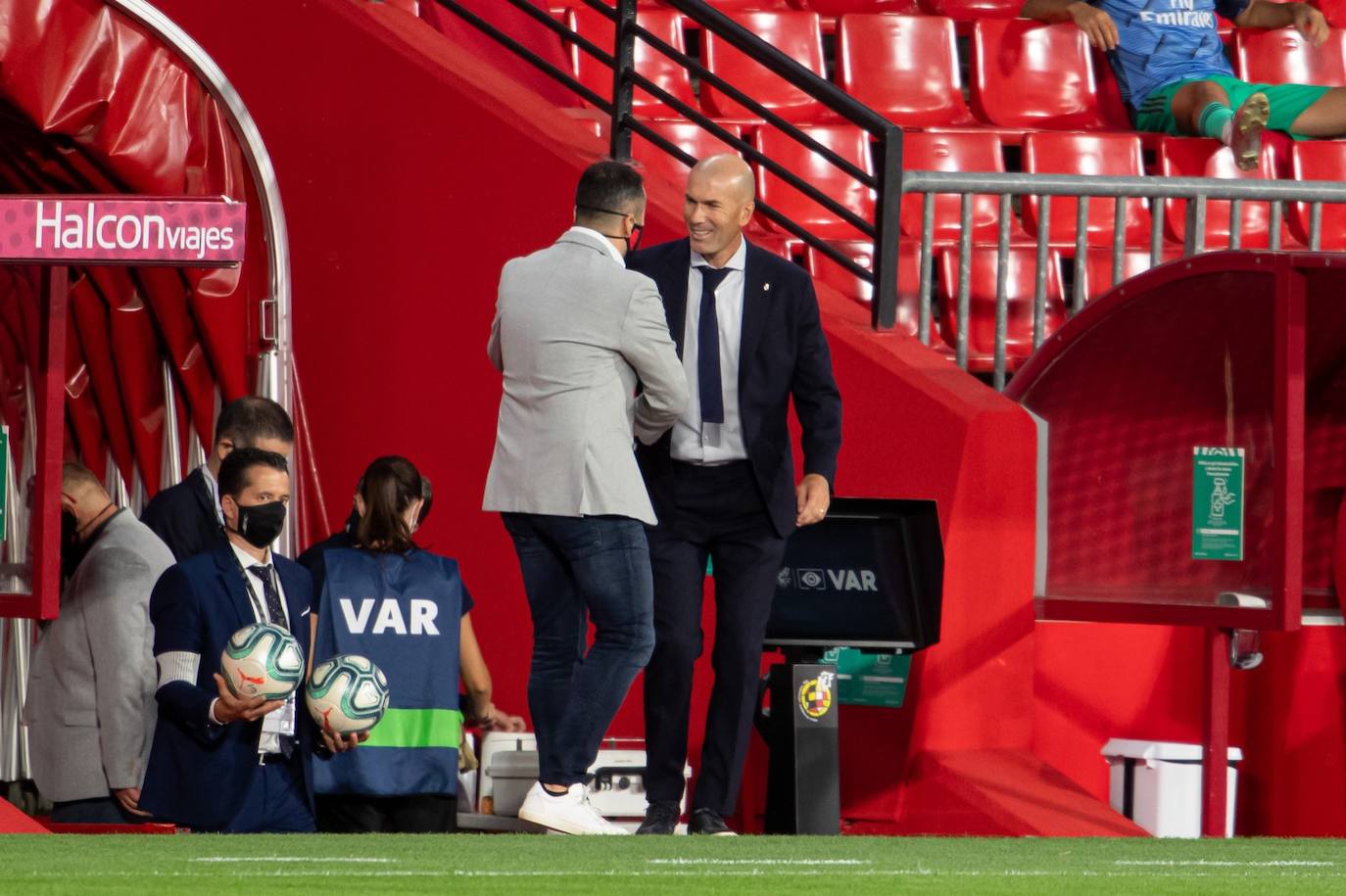 Zidane (d) recibe el saludo de Diego Martínez antes del encuentro. 