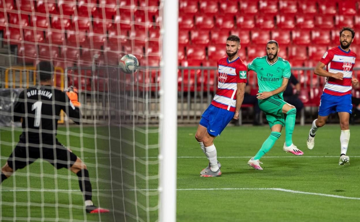 Domingos Duarte no logra evitar un disparo de Benzema. 