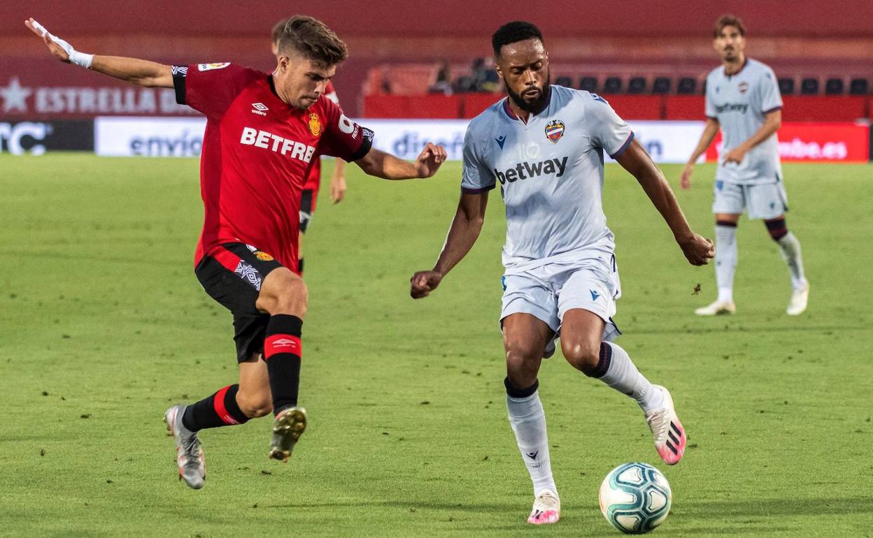 Alejandro Pozo trata de recuperar un balón en un encuentro ante el Levante. 
