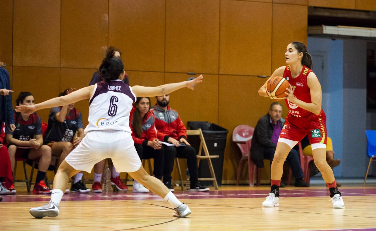 Laura Arrojo (d) busca un pase en el choque ante Sant Adriá. 
