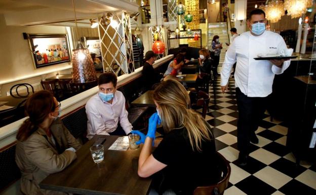 ¿Es obligatorio llevar la mascarilla en la terraza y dentro del bar con las nuevas normas?