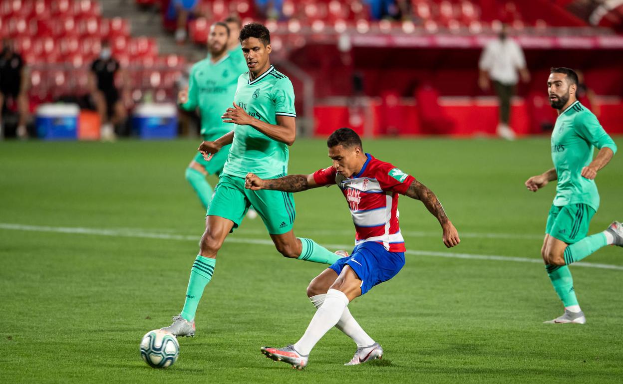 Darwin Machís chuta ante Courtois para hacer el 1-2 y dar esperanza al Granada. 