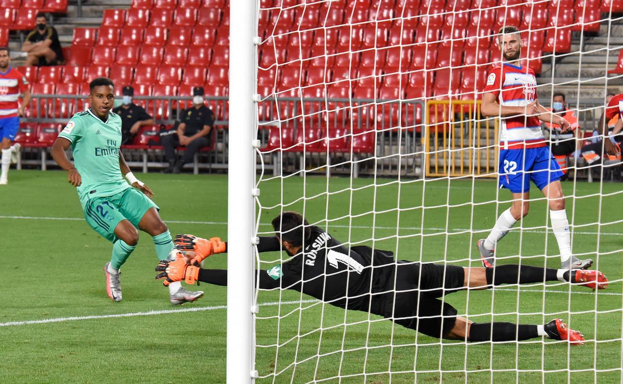 Rui Silva detiene un centro que buscaba a Rodrygo. 