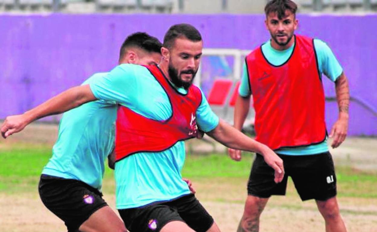 La plantilla sigue preparando el duelo del sábado en Marbella.