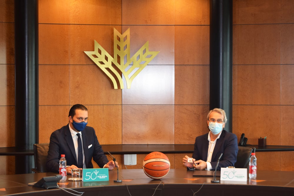 Momento de la firma del acuerdo entre Caja Rural y el club nazarí. 