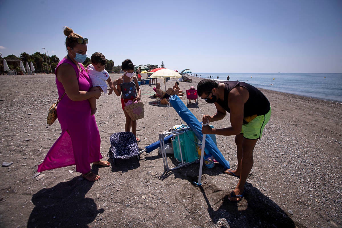 La normativa de la Junta de Andalucía entra en vigor este miércoles 15 de julio, y solamente exime de su uso durante el baño y para permanecer en la toalla