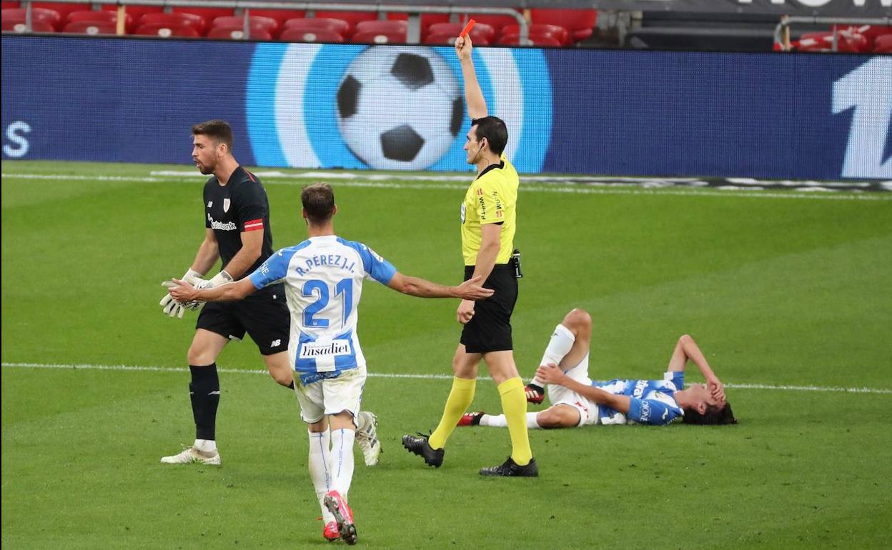El colegiado del partido expulsa a Unai Simón antes de la primera media hora. 