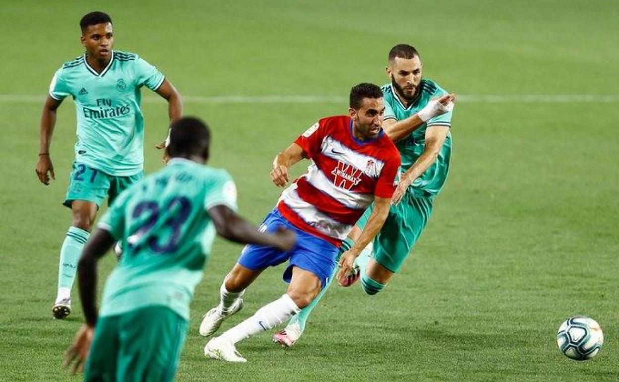 Ángel Montoro conduce el balón durante el encuentro de su vuelta frente al Real Madrid. 