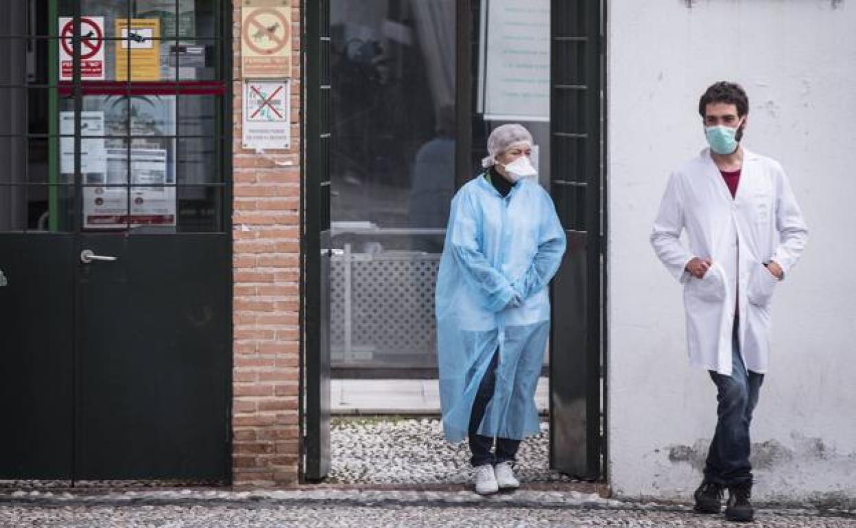 Imagen de archivo de sanitarios de un centro de salud de la capital. 